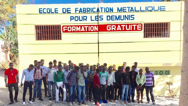 2020-02-groupe devant nouveau batiment.jpg